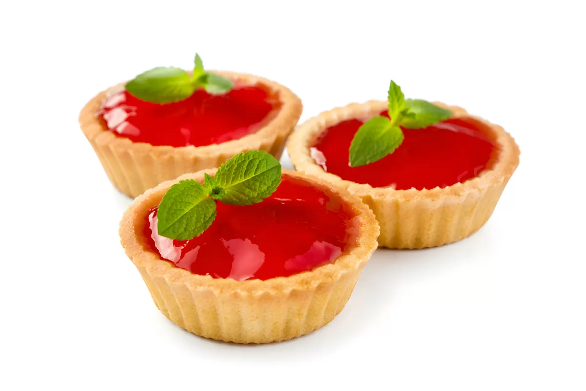 Drei Mürbeteig-Törtchen mit roter Gelee-Füllung