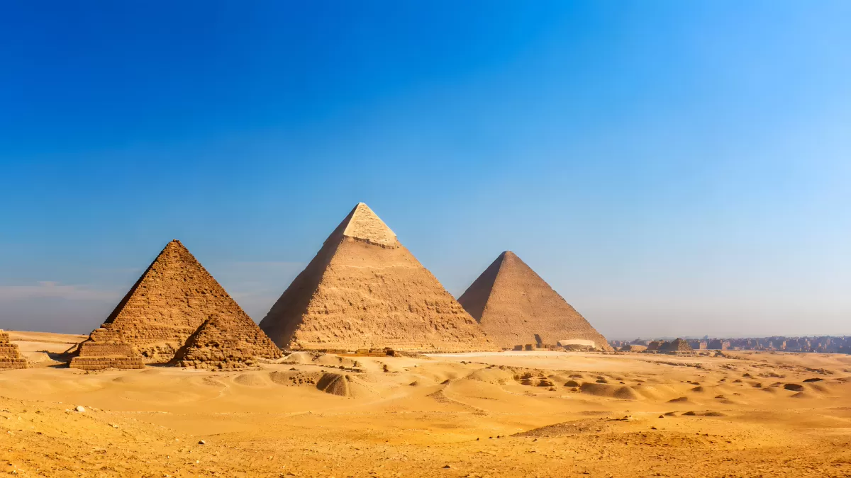 Drei Pyramiden von Gizeh in der Wüste Ägyptens
