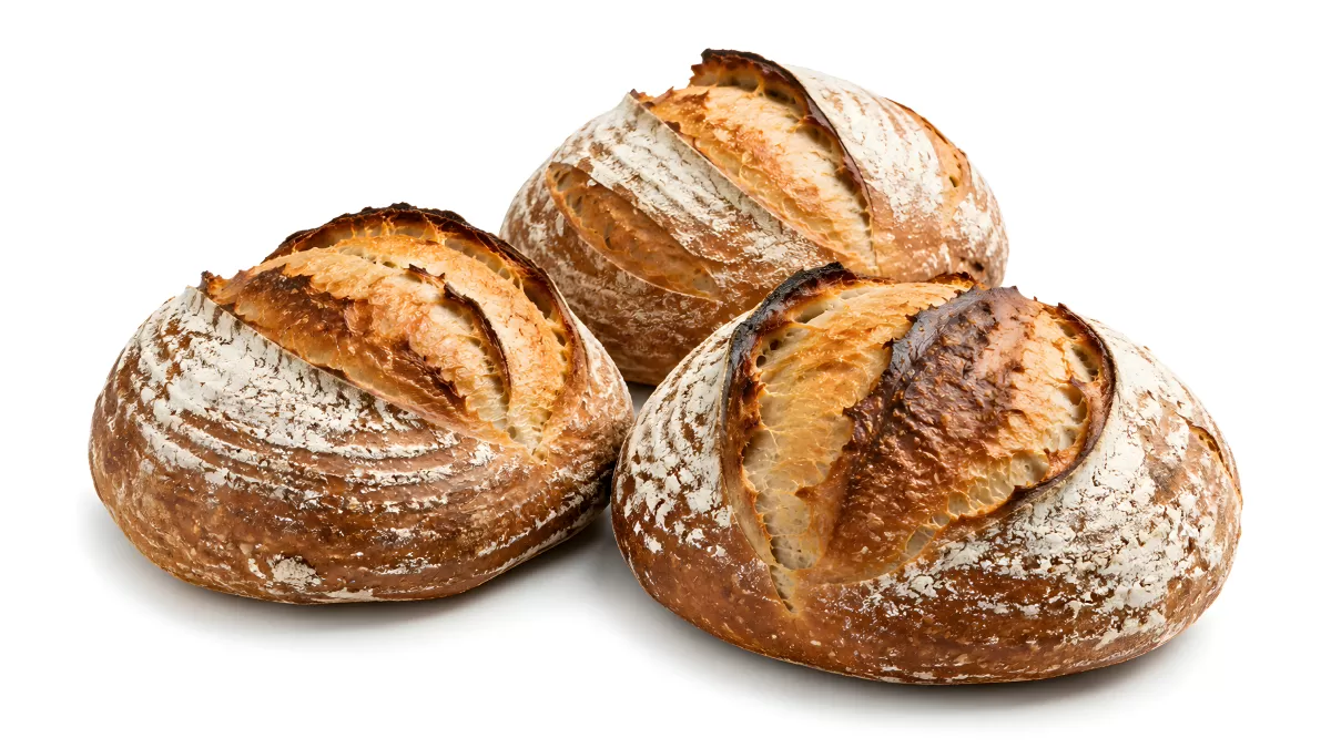 Drei rustikale Sauerteigbrote mit knuspriger Kruste