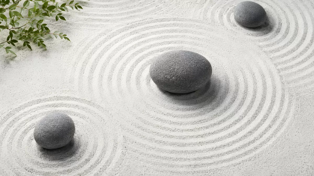 Drei Steine im Zen-Garten mit Sandmuster
