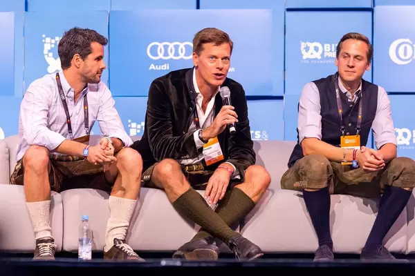 Drei von den sechs Risikokapitalgeber und Juroren beim Bits & Pretzels Startup-Wettbewerb: Michael Treskow, Christian Saller und Christopher Steinau