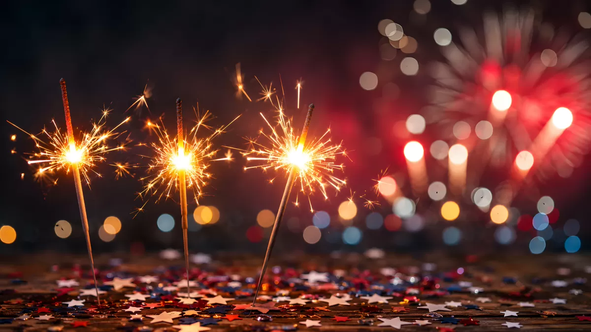 Drei Wunderkerzen mit Feuerwerk und Konfetti