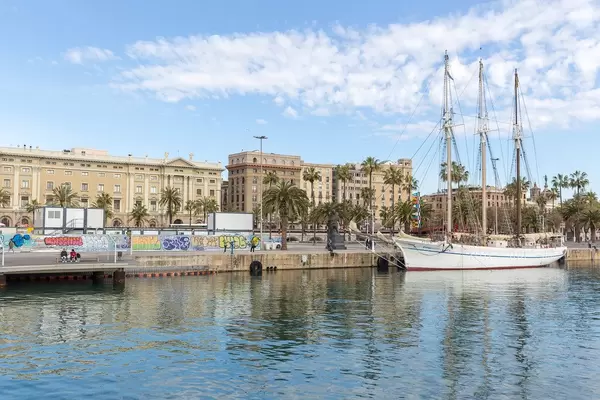 Dreimaster legt Anker an der Promenade Rambla de Mar des katalanischen Hafens Port Vell in Barcelona, Spanien