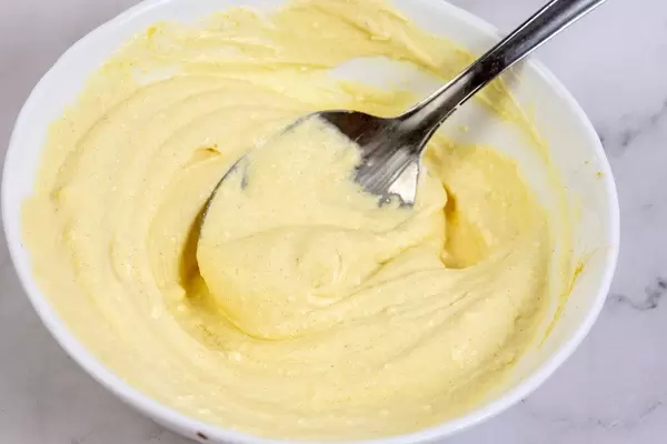 Dressing mit Saure Sahne und Senf in einem Schüssel