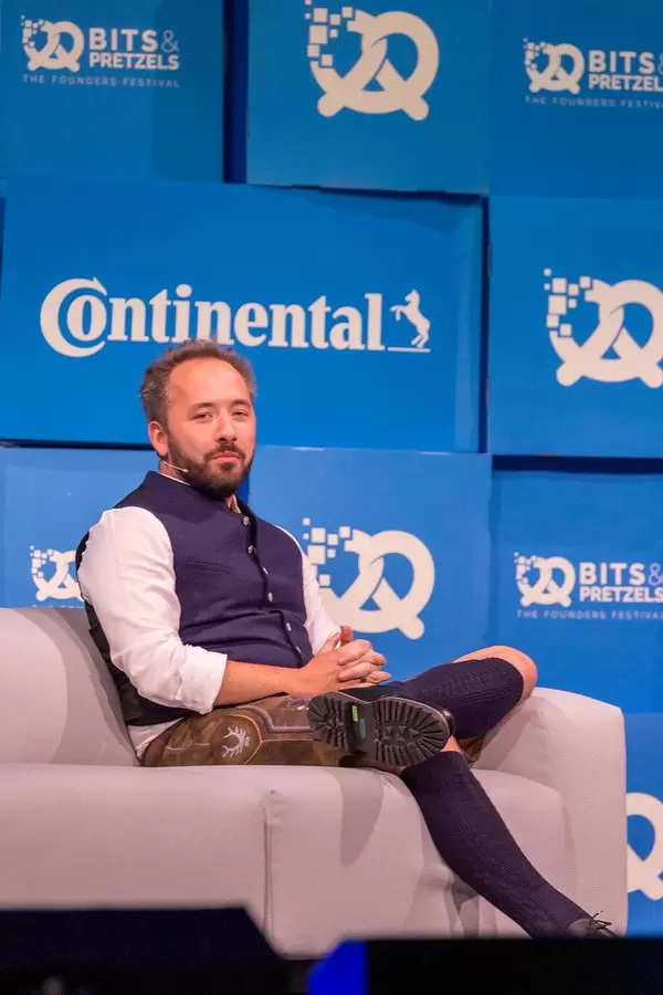Drew Houston von Dropbox erzählt seine Unternehmergeschichte auf der Bühne von Gründermesse Bits & Pretzels in München