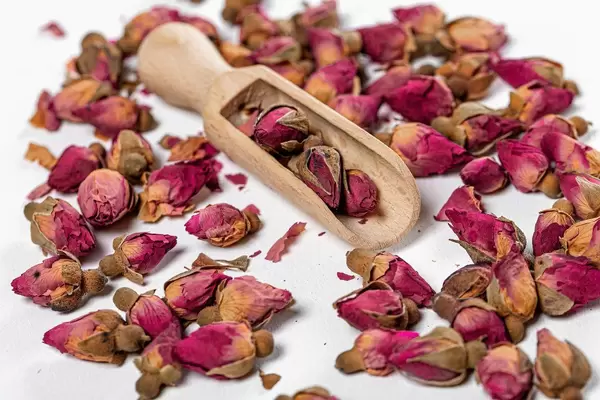 Dried buds of the Chinese tea rose with wooden scoop (Flip 2019)