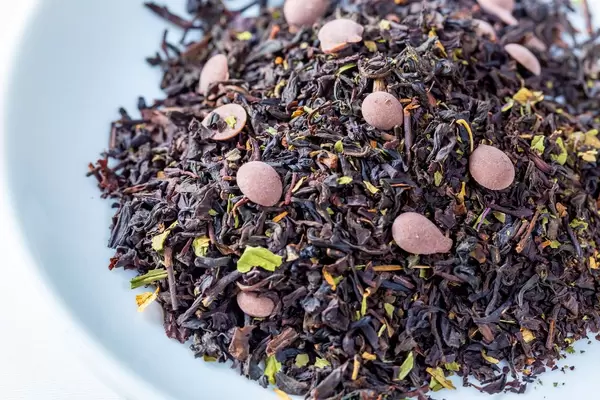 Dried tea with chocolate drops
