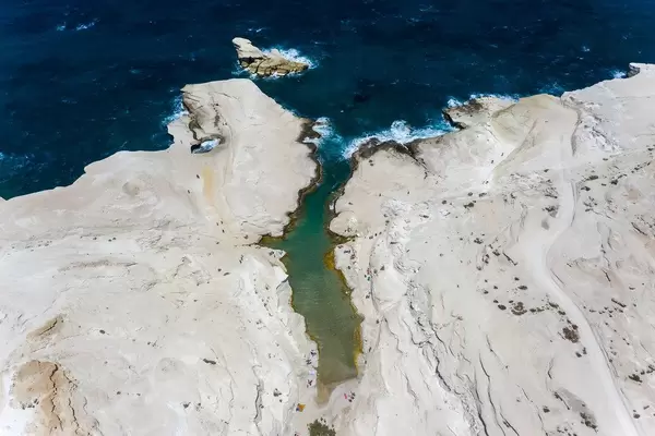 Drohnen-Luftbild: die einzigartige Landschaft in Sarakiniko an der Nordküste Milos, Griechenland