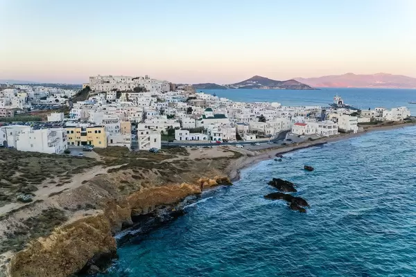 Drohnenaufnahme: Chora, Haupthafen der Insel Naxos, der größten Insel der Kykladen