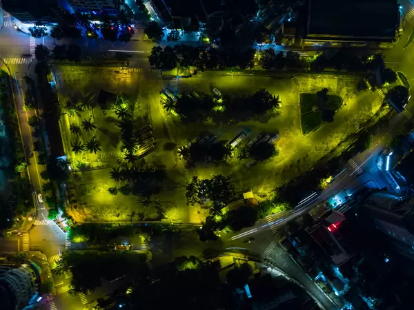 Drohnenaufnahme der Busstation am 23/9 Park an der Pham Ngu Lao Straße im Stadtzentrum von Ho Chi Minh Stadt, Vietnam