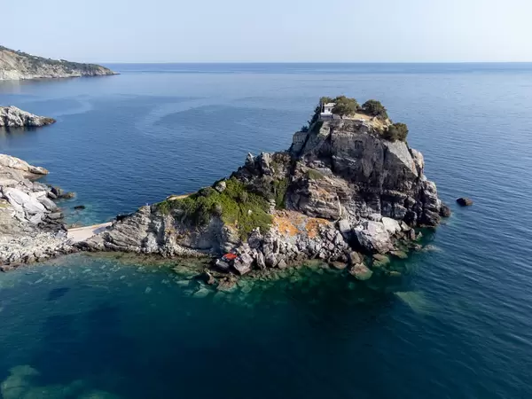 Drohnenaufnahme des Drehorts von Mamma Mia! Sophies Hochzeit in Agios Ioannis auf der Insel Skopelos