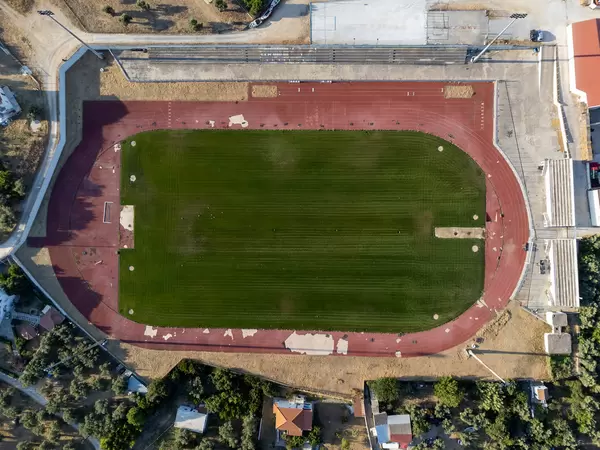 Drohnenaufnahme des Fußballstadions auf der griechischen Insel Skopelos