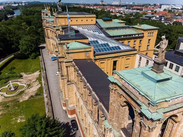 Drohnenaufnahme des Gebäudes des Bayrischen Landtags und der Stadt München im Hintergrund