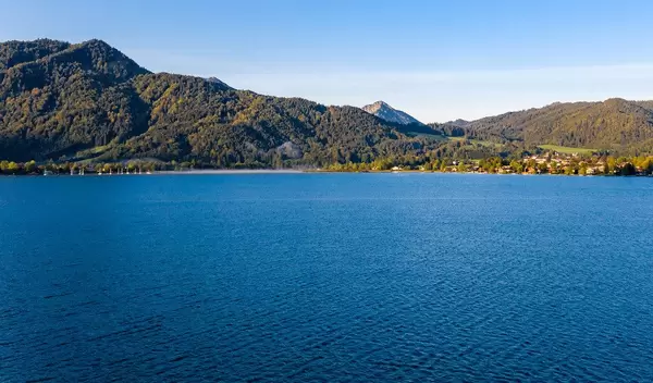 Drohnenaufnahme des Tegernsees in Bayern an einem schönen Herbsttag