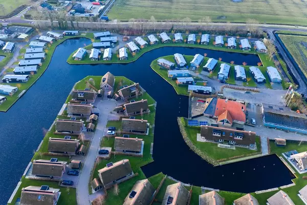 Drohnenaufnahme des Waterpark Terkaple mit Ferienhäusern am Wasser