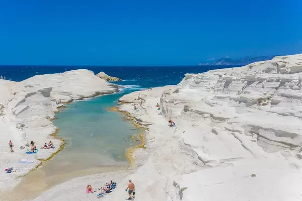 Drohnenaufnahme. Die vulkanische Nordküste von Milos: Bucht mit kristallklarem Wasser in Sarakiniko