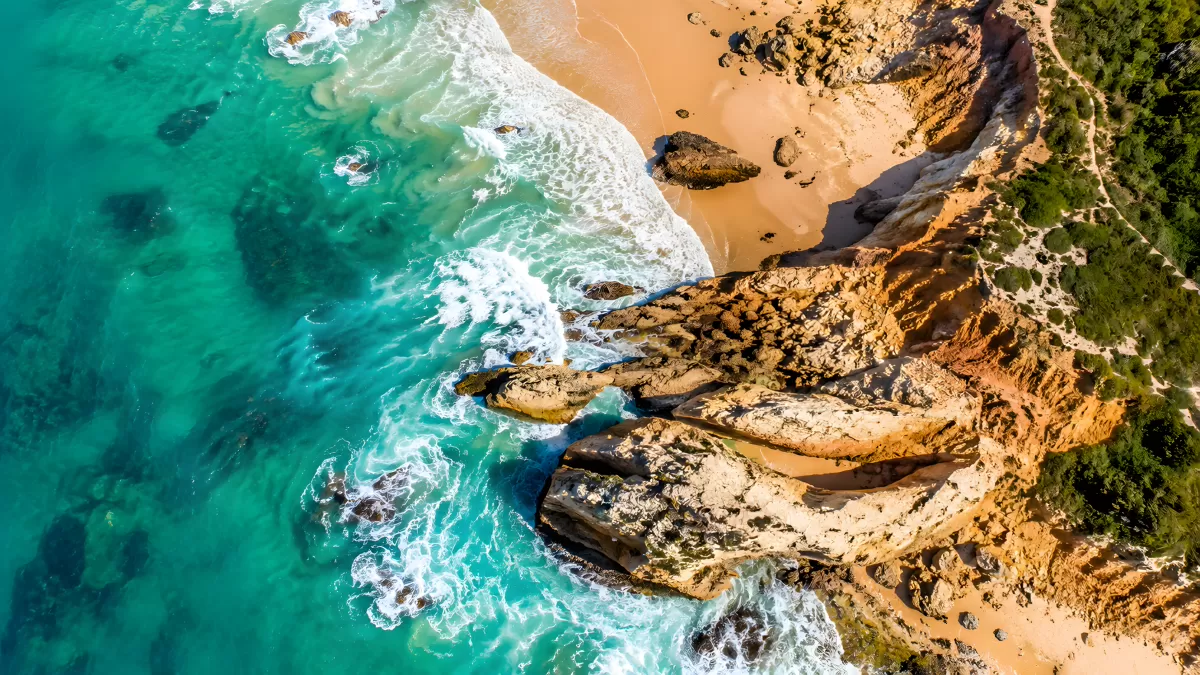 Drohnenaufnahme einer Felsenküste mit türkisem Meer — Bild kostenlos herunterladen