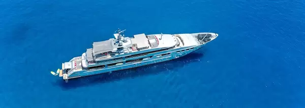 Drohnenaufnahme einer luxuriösen Superyacht im blauen Wasser der südlichen Ägäis bei Milos