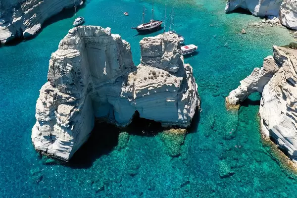 Drohnenaufnahme: Felsformationen mit zahlreichen Felsentoren und Naturbogen in Kleftiko, Milos