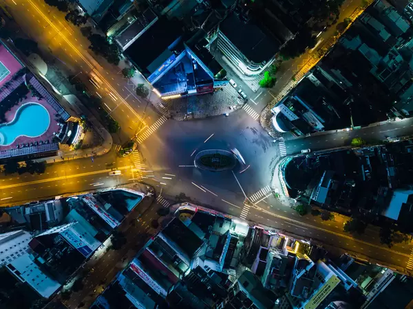 Drohnenaufnahme in der Vogelperspektive vom Phu Dong Kreisverkehr im Stadtzentrum von Ho Chi Minh Stadt, Vietnam