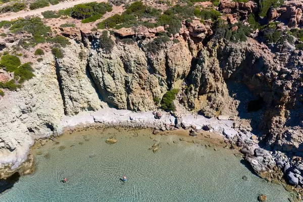Drohnenaufnahme in Griechenland: die Klippen von Milos und das kristallklare Wasser der südliche Ägäis