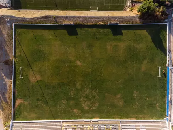 Drohnenaufnahme Luftbild: Fussball Platz in Almada Lissabon