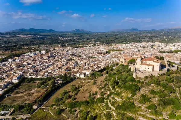 Drohnenaufnahme. Puig de Sant Salvador, Artà, Mallorca, mit der Sant Salvador Wallfahrtskirche