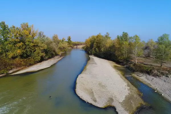 Drohnenaufnahme über Fluss Arges in Rumänien