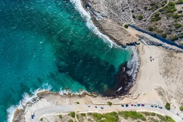 Drohnenaufnahme vom Cala Mitjana Strand in Artà auf Mallorca. Bucht mit türkisem Wasser