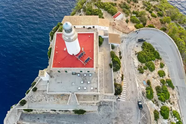 Drohnenaufnahme vom Cap de Formentor Leuchtturm: Sehenswürdigkeit auf Mallorca