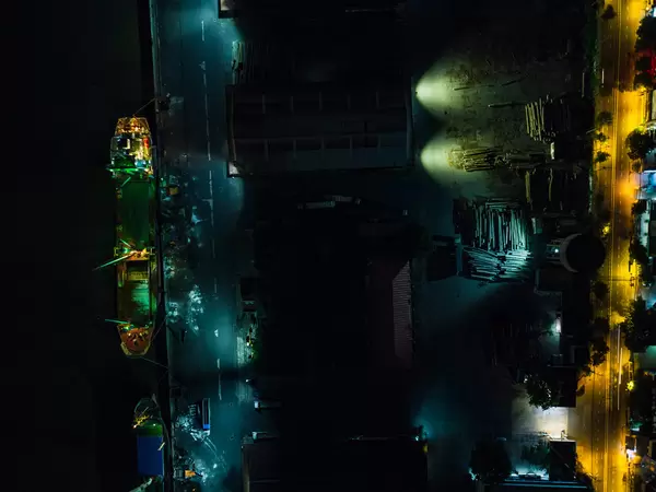 Drohnenaufnahme vom Khanh Hoi Nha Rong Umschlag-Hafen mit Transport Schiffen bei Nacht in Ho Chi Minh Stadt, Vietnam