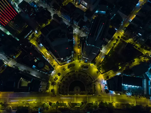 Drohnenaufnahme vom Kreisverkehr um die Tran Hung Dao Statue mit Hilton Hotel und Renaissance Riverside Hotel in Ho Chi Minh Stadt, Vietnam