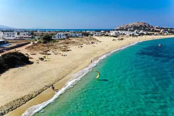 Drohnenaufnahme vom Strand und Dorf Mikri Vigla auf der Insel Naxos. Windsurf- und Kitesurf-Spot