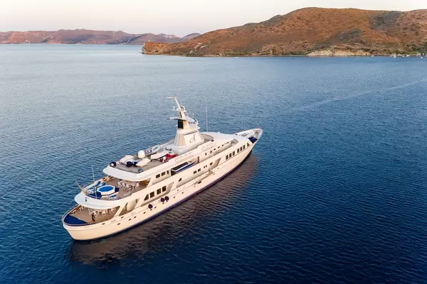 Drohnenaufnahme von 65m Luxus-Motoryacht Astarte II mit Pool an der Küste von Milos