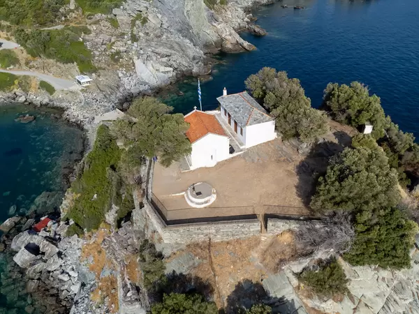 Drohnenaufnahme von Agios Ioannis sto Kastri, dem Heiligen Johannes geweiht. Kirche auf den Felsen