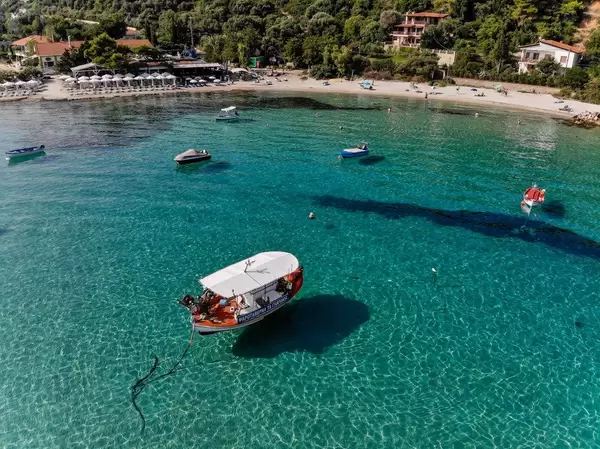 Drohnenaufnahme von Booten unweit vom Strand in Afitos, Chalkidiki