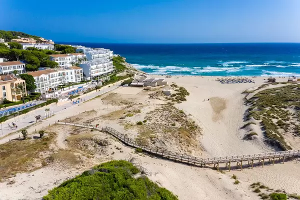 Drohnenaufnahme von Cala Mesquida: Sandstrand in der Nähe von Capdepera auf Mallorca, Balearen