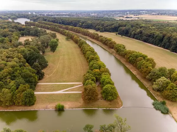 Drohnenaufnahme von Decksteiner Weiher in Köln