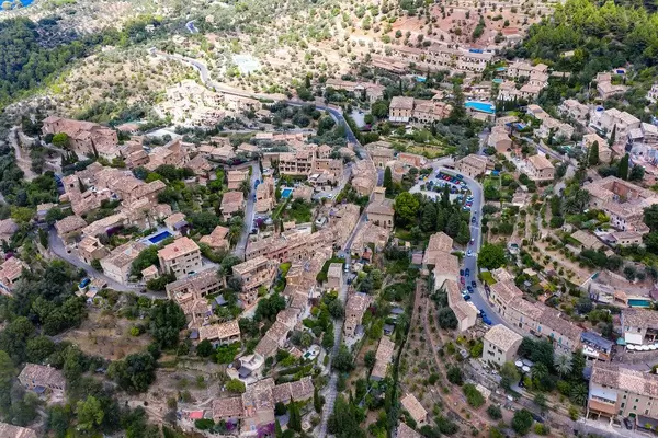 Drohnenaufnahme von Deià auf Mallorca, wo etwa ein Drittel der Einwohner Ausländer sind