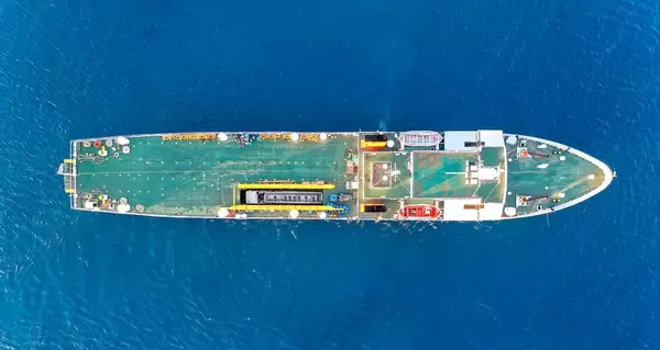 Drohnenaufnahme von dem griechischen Frachtschiff Kapetan Christos mit blauem Deck