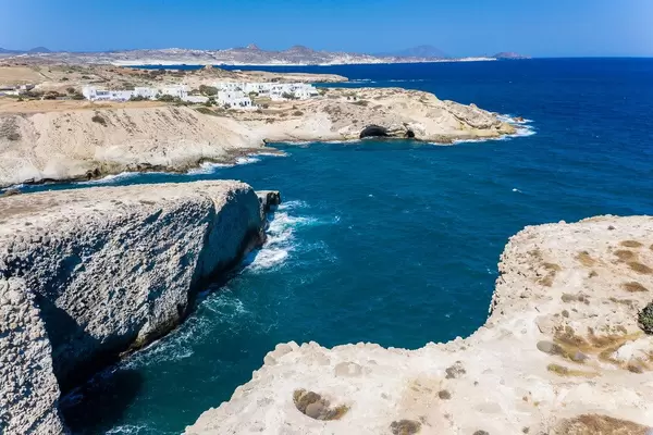 Drohnenaufnahme von den steilen Klippen in Papafrangas und den Häusern von Pachena, Milos