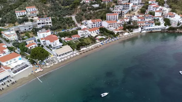 Drohnenaufnahme von der Küste Skiathos mit Häusern direkt am Strand