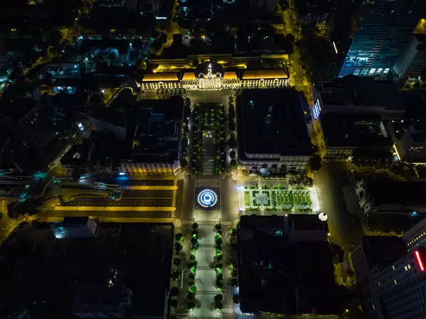 Drohnenaufnahme von der Lotus Wasserfontäne vor der Ho Chi Minh Statue und dem People's Committee Regierungsgebäude auf der Nguyen Hue Fußgängerzone in Saigon, Vietnam