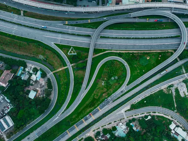 Drohnenaufnahme  von einem Autobahnkreuz mit vielen Brücken und Spuren aus der Vogelperspektive in Distrikt 2 in Ho Chi Minh Stadt, Vietnam