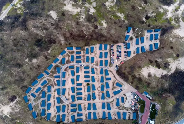 Drohnenaufnahme von gesamter Ferienanlage Qurios in Bloemendaal aan Zee, Niederlande