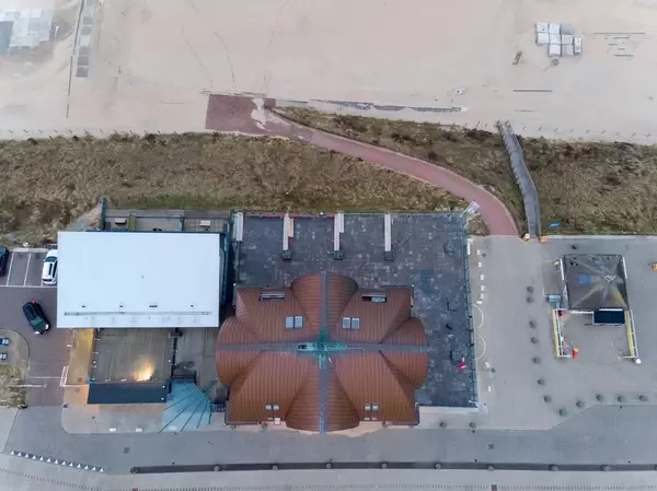 Drohnenaufnahme von Restaurant Proeflokaal Bregje am Strand von Bloemendaal, Niederlande