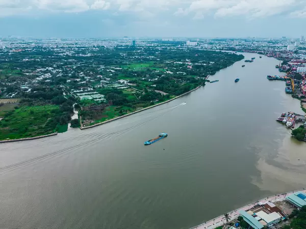 Drohnenaufnahme von Transport-Schiffen am Umschlag Hafen und auf dem Saigon Fluss in Ho Chi Minh Stadt