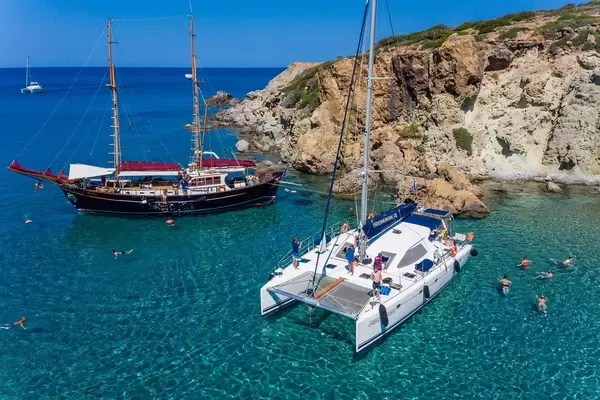 Drohnenaufnahme von zwei Segelbooten vor der Küste Milos. Segelurlaub in Griechenland