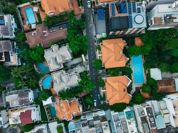 Drohnenaufnahmen von Villen mit Garten und Pool in der An Phu Nachbarschaft in Distrikt 2 in Ho Chi Minh Stadt, Vietnam