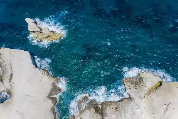Drohnenbild: die Ägäis und die Nordküste der griechischen Insel Milos in Sarakiniko